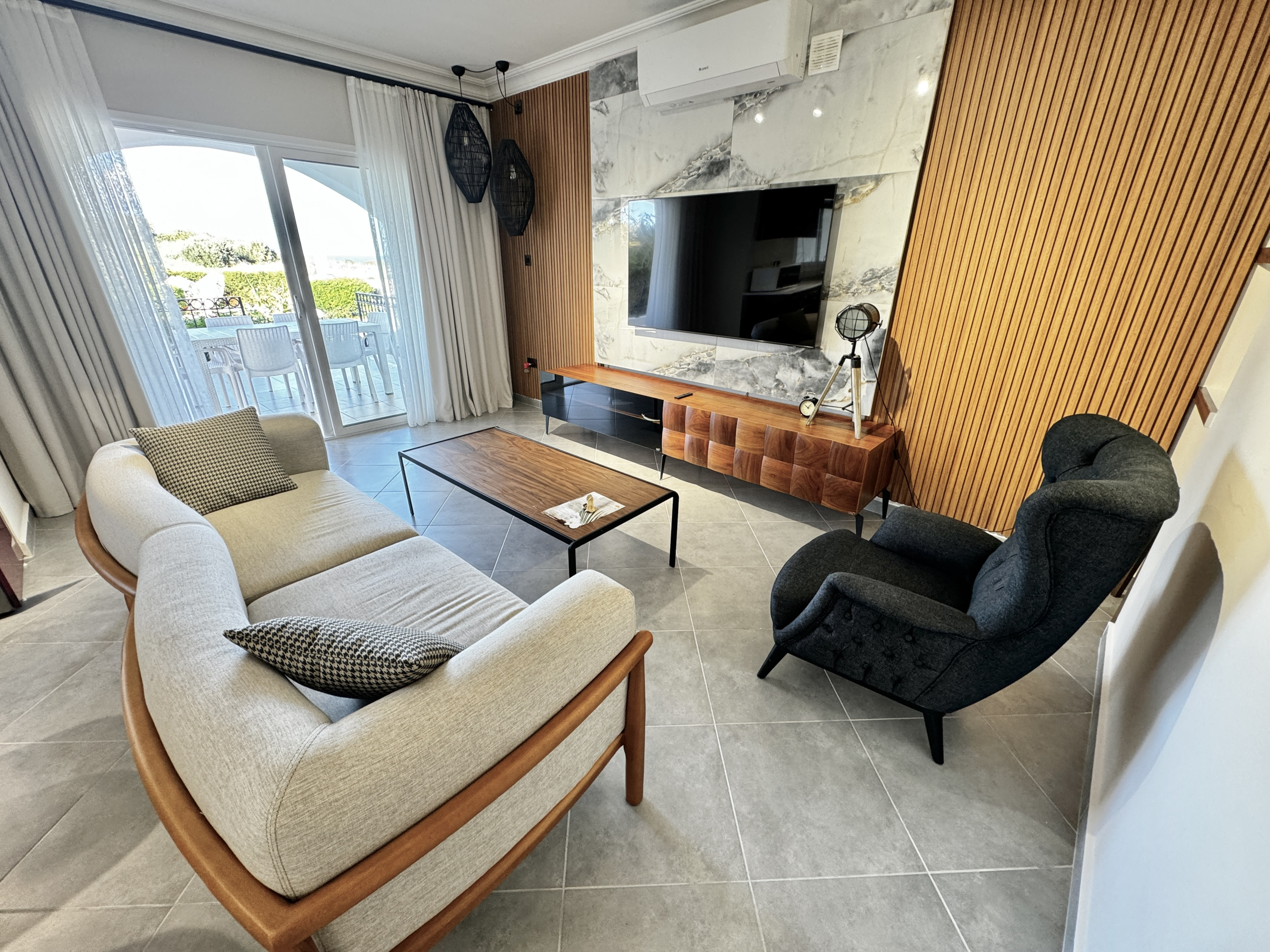 Ready to move fully furnished 3 bedroom apartment with garden