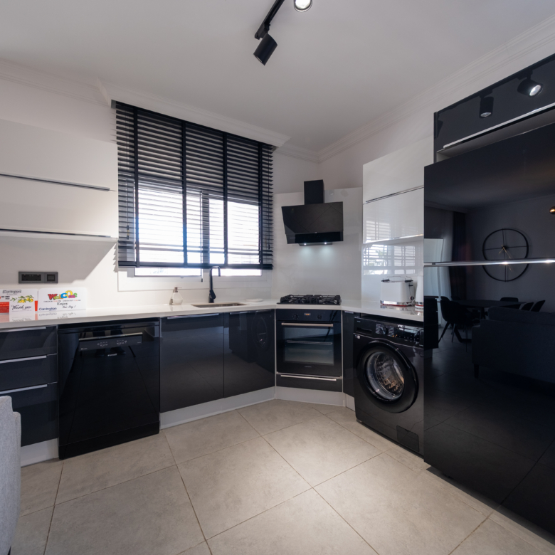3 bedroom newly refurbished modern apartment