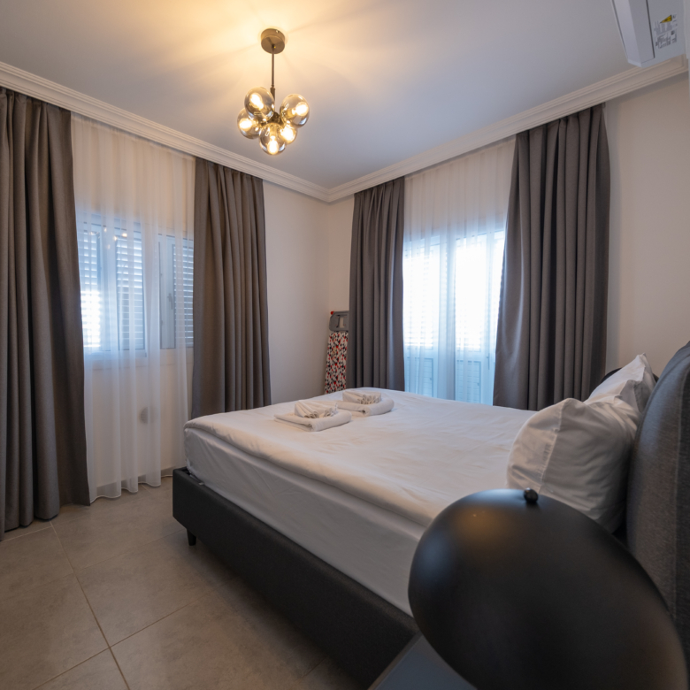 3 bedroom newly refurbished modern apartment