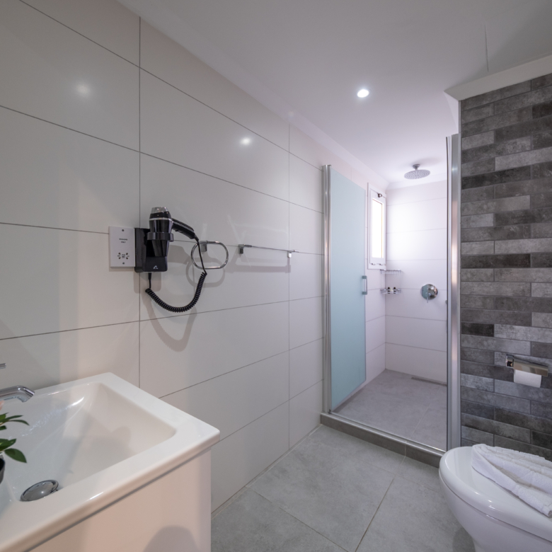3 bedroom newly refurbished modern apartment