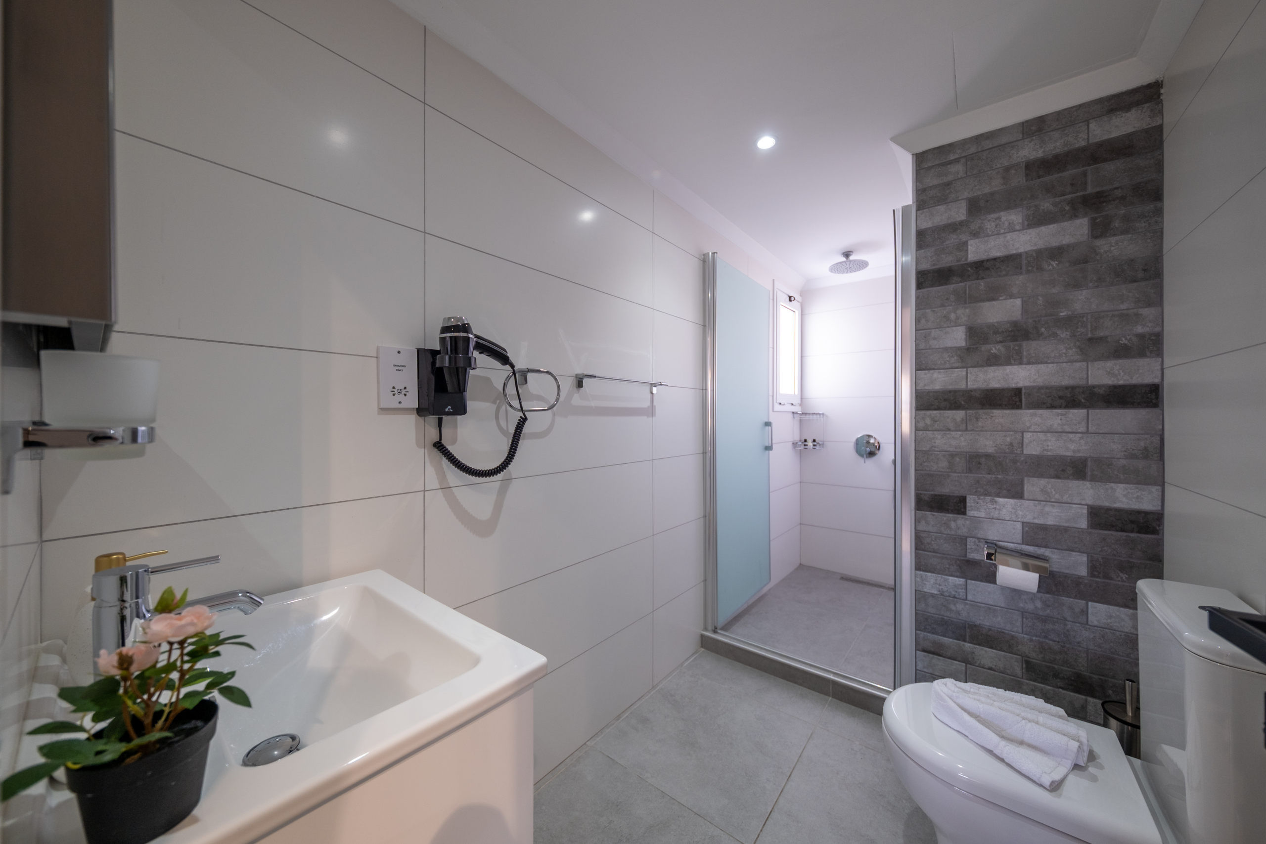 3 bedroom newly refurbished modern apartment