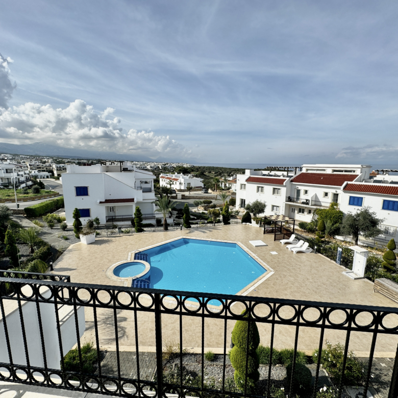 1 bedroom apartment by the pool with a great sea view