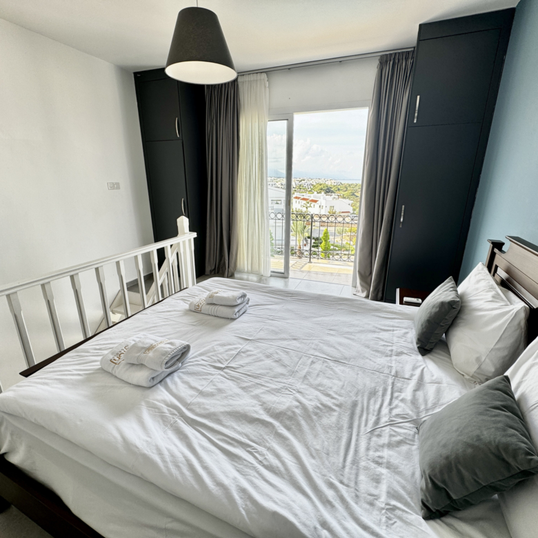 1 bedroom apartment by the pool with a great sea view