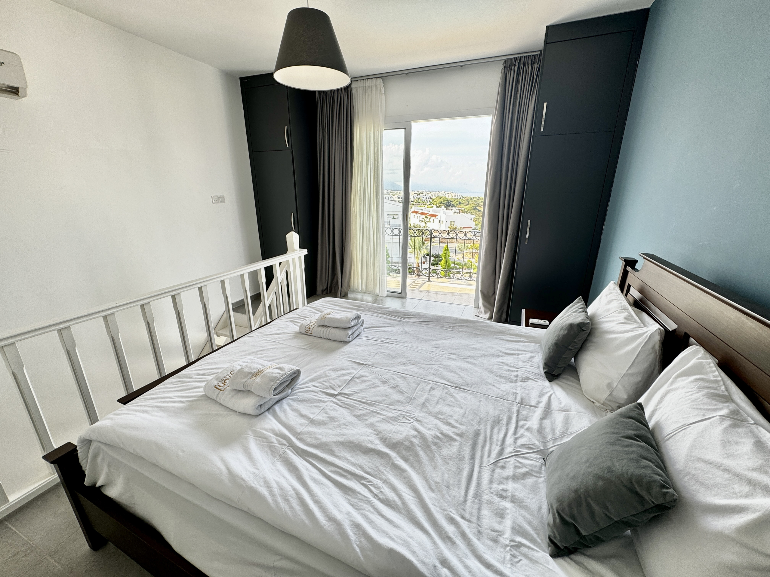 1 bedroom apartment by the pool with a great sea view