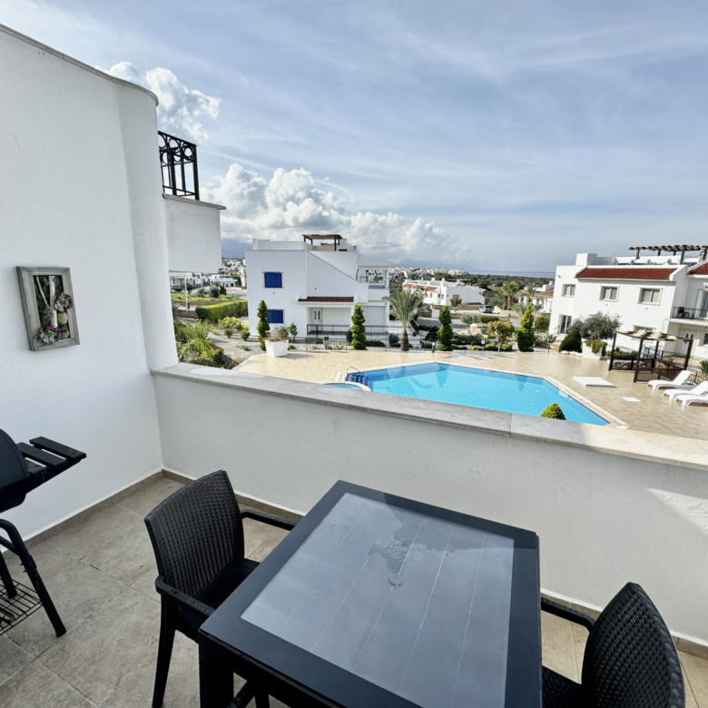 1 bedroom apartment by the pool with a great sea view