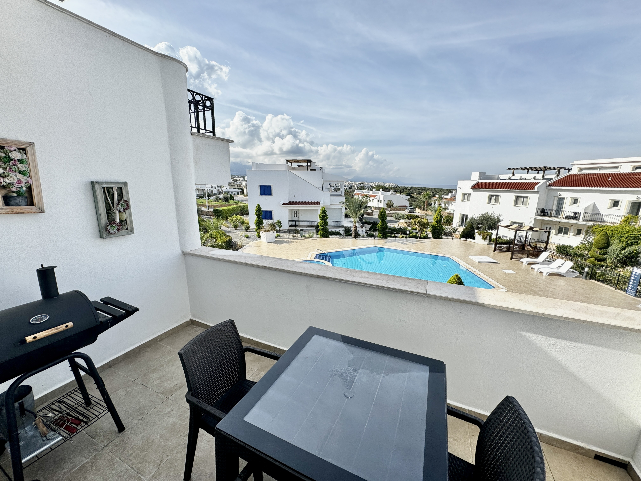 1 bedroom apartment by the pool with a great sea view