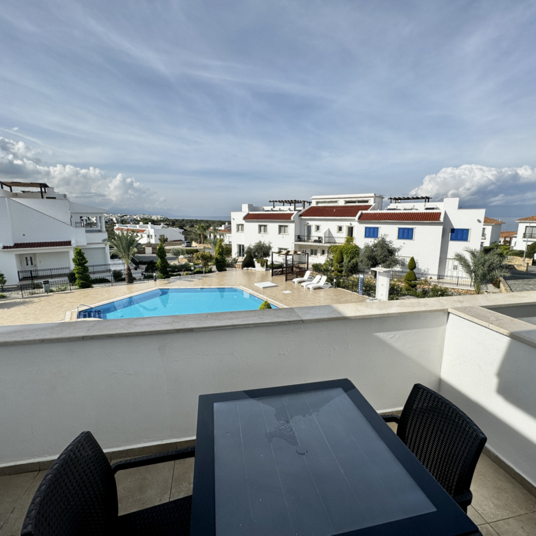 1 bedroom apartment by the pool with a great sea view