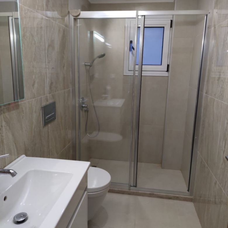 2 bedroom garden apartment within walking distance to the beach