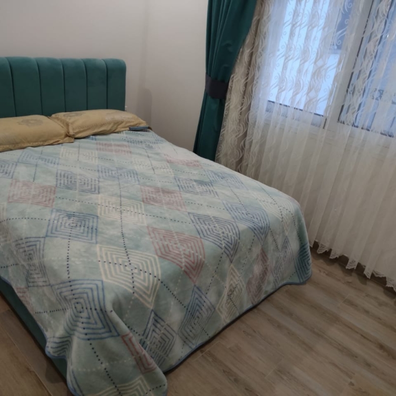 2 bedroom garden apartment within walking distance to the beach