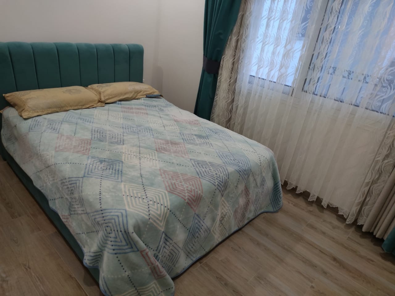 2 bedroom garden apartment within walking distance to the beach