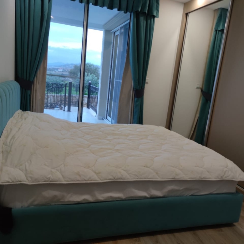 2 bedroom garden apartment within walking distance to the beach