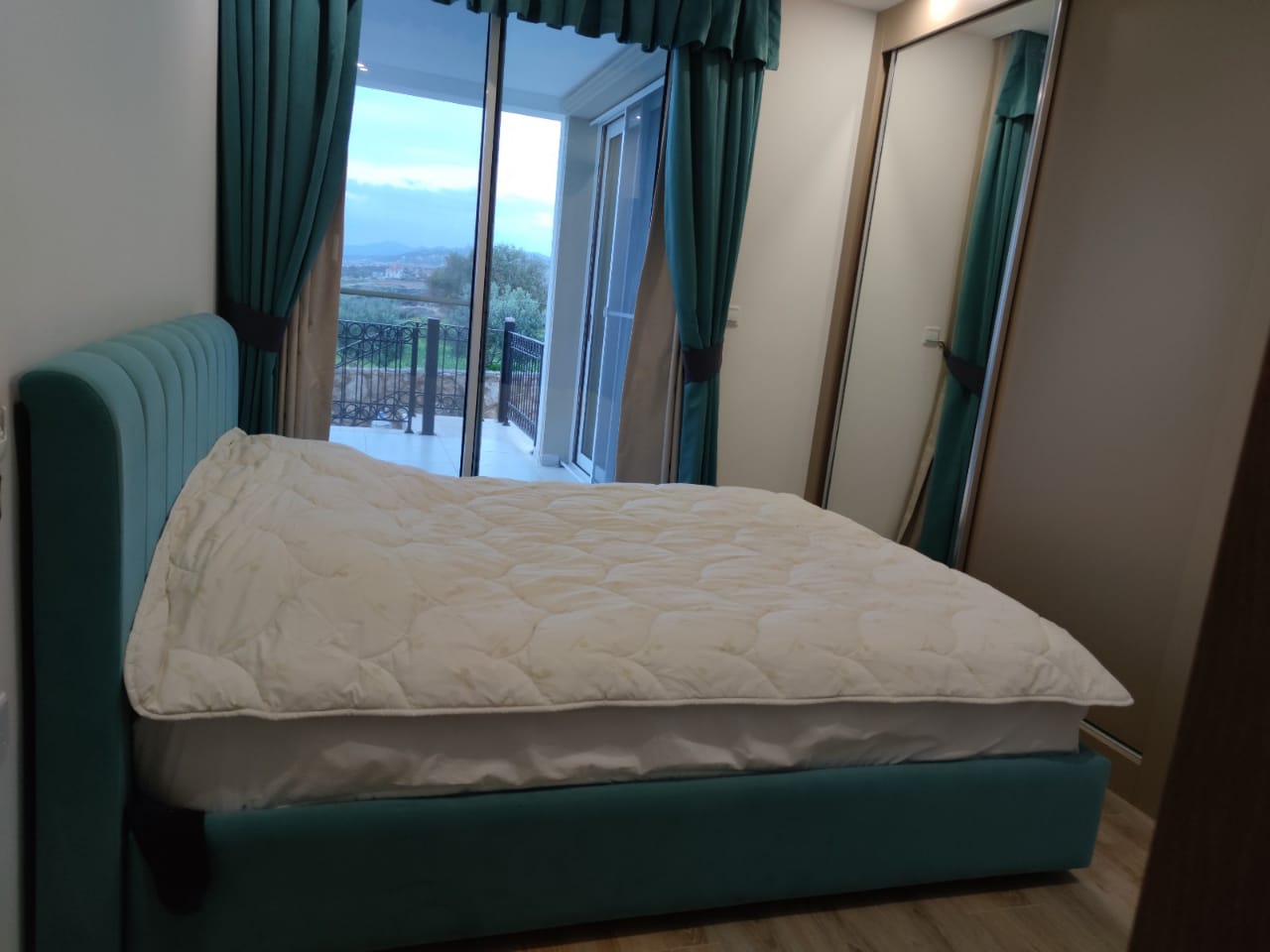 2 bedroom garden apartment within walking distance to the beach