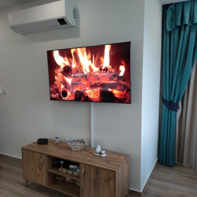 2 bedroom garden apartment within walking distance to the beach