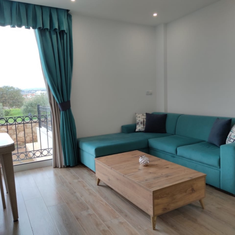 2 bedroom garden apartment within walking distance to the beach