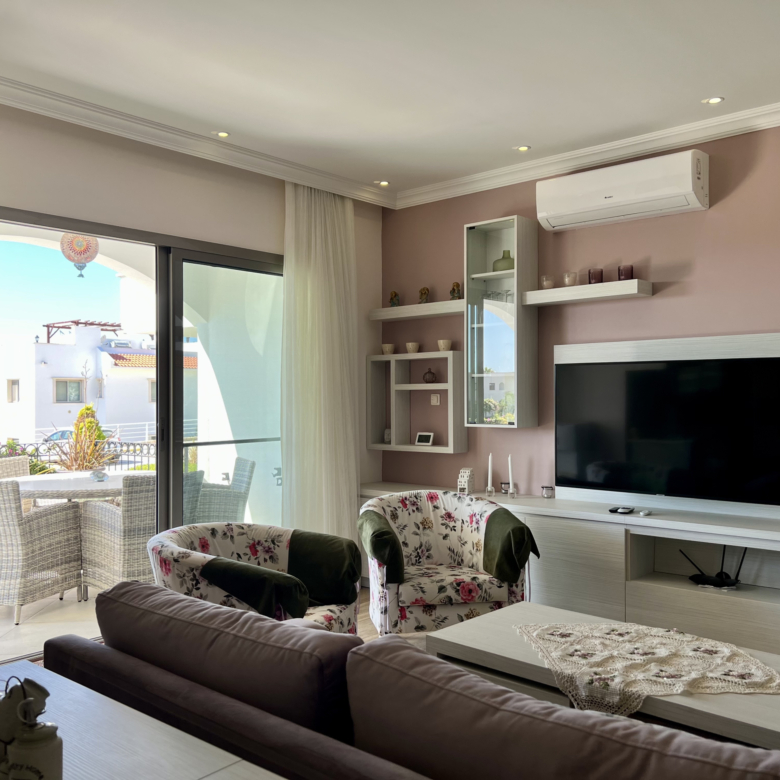 1 bedroom apartment by the pool with a great sea view