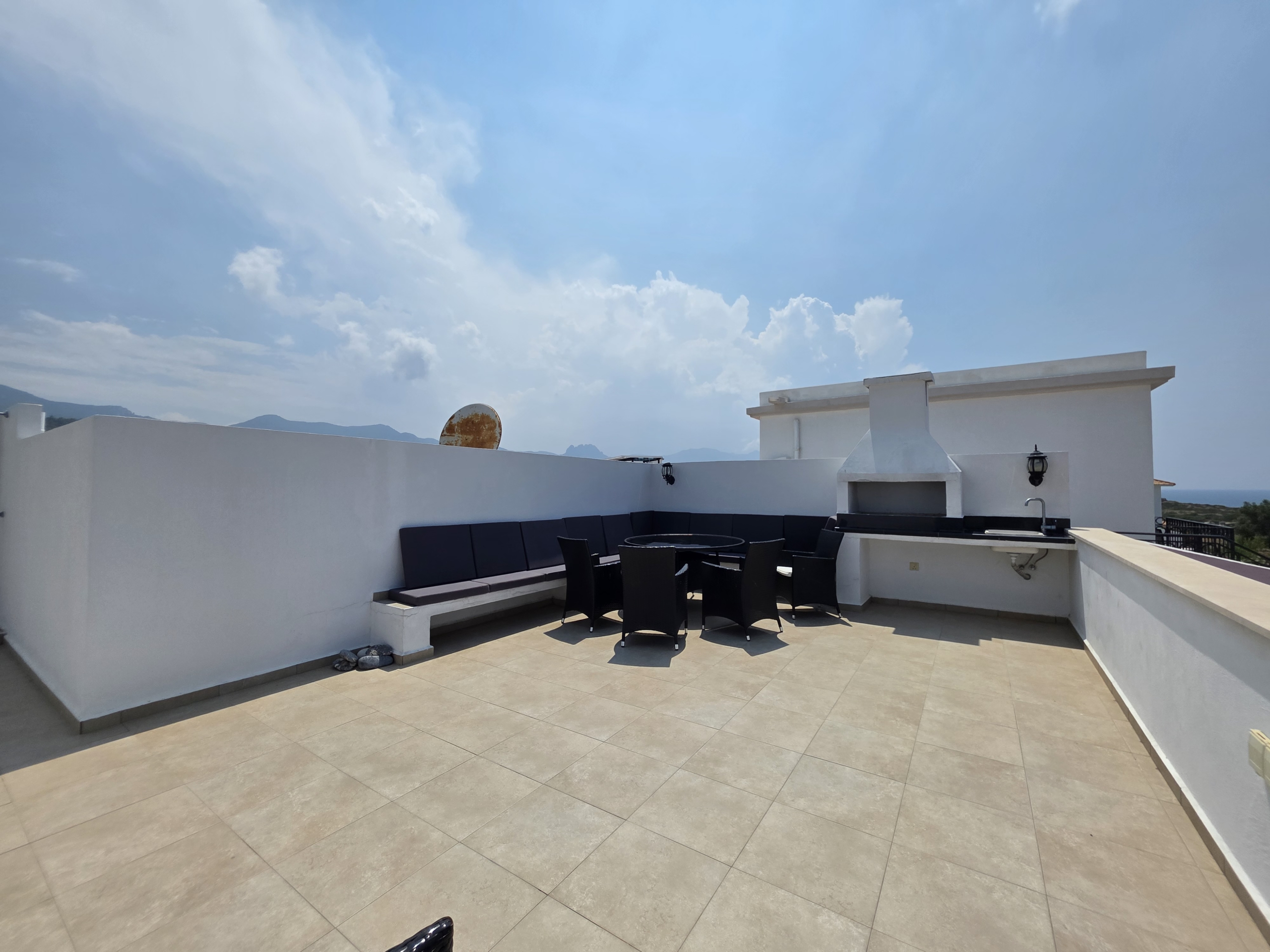3 bedroom Sea View penthouse
